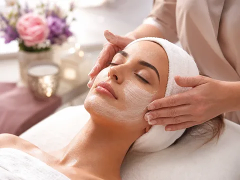 Sfeerbeeld van een gezichtsbehandeling: gezichtsmasker en massage
